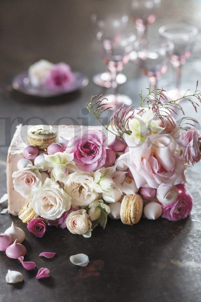 Framboosfluweelkoek met framboos-roomkaas-versiersel