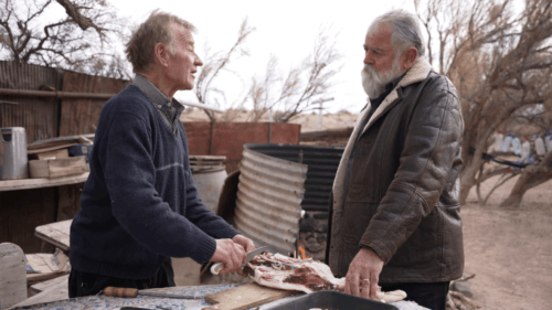 Johan Badenhorst gesels met Jan Schlebush.